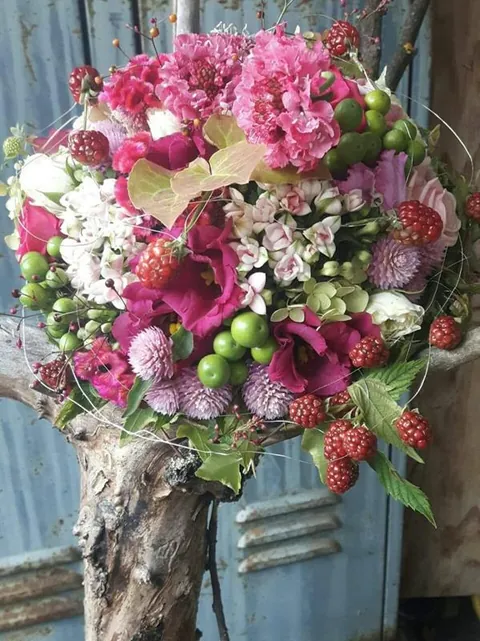 Blumenkugel in Rosa mit Brombeeren, Hypericum und Nelken