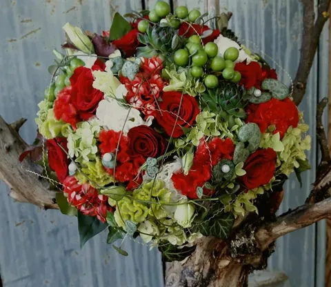 Blumenkugel mit roten Rosen, Hortensien und grünem Hypericum