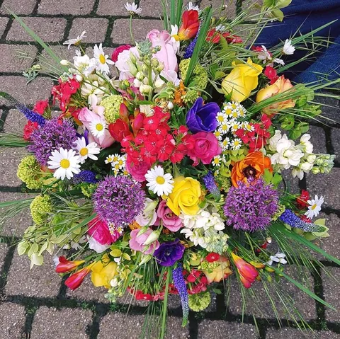 Bunter Sommerstrauß mit Allium, Rosen, Gerbera und Kamille