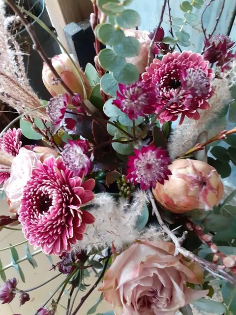 Herbstlicher Strauß mit Chrysanthemen, Astrantien, Rosen und Eukalyptus