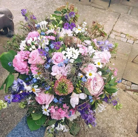 Strauß in Pastell mit rosa Rosen, Rittersporn und Kamille