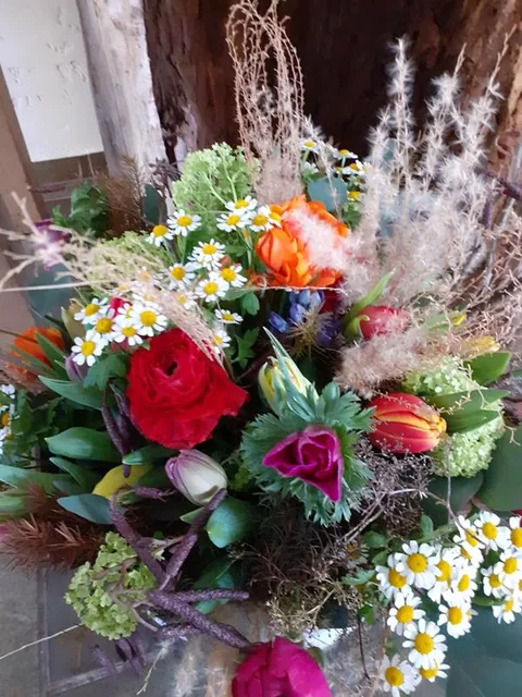Strauß mit roter Ranunkel, Tulpen, Gräsern und Kamille