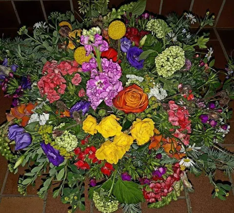 Farbenfroher Strauß mit Ranunkeln, Levkojen und Schneeball
