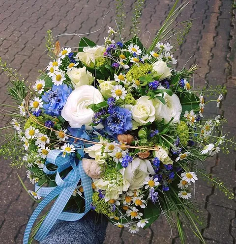 Gebundener Strauß in Weiß und Blau mit Ranunkeln, Kamille und blauer Karoschleife