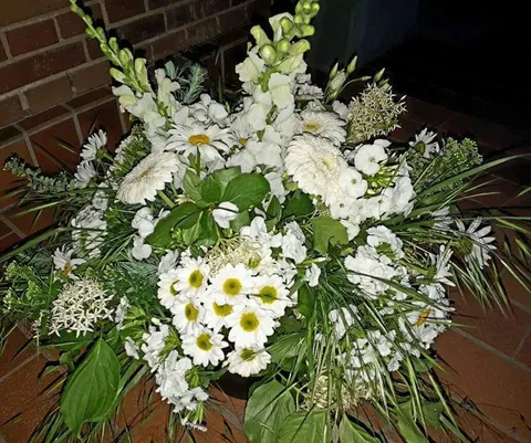 Weißer Strauß mit Margeriten, Löwenmäulchen und Gräsern