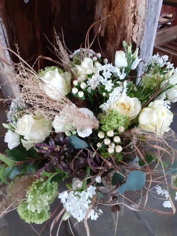 Naturhafter Strauß in Weiß mit Rosen, Beeren, Schneeball und Gräsern